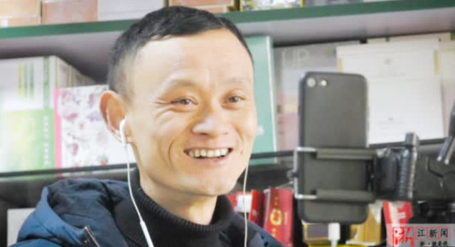 Chủ cửa hàng tạp hóa Trung Quốc kiếm bộn tiền nhờ sở hữu ngoại hình giống Jack Ma